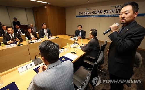 대표 인사말하는 한정희 명예기자