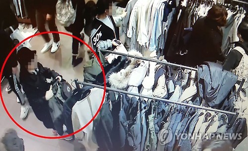 훔친 옷 입고 또 도둑질