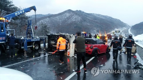원주 중앙고속도로서 차량 20여 대 추돌