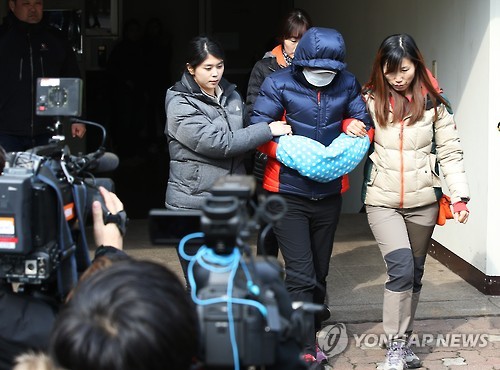 현장검증 마치고 나오는 '큰딸' 살해 엄마