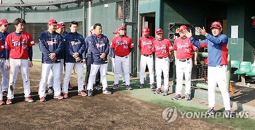 선수 독려하는 김기태 KIA 타이거즈 감독