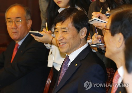 미소짓는 이주열 한은총재