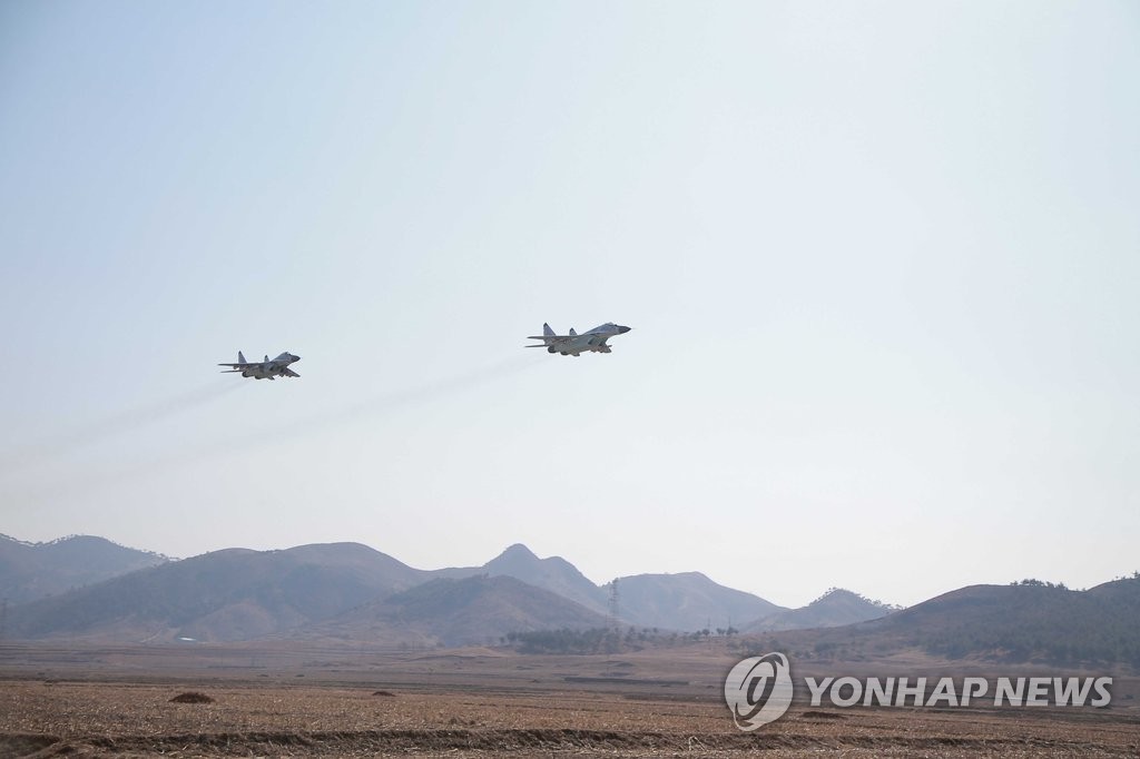 북한 김정은, 비행훈련 참관