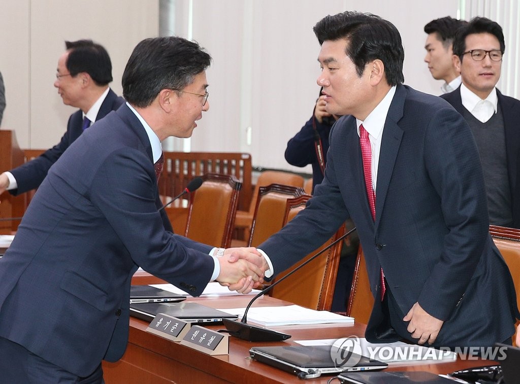 외통위, 북한인권법 의결…손 꽉 잡은 홍용표 장관