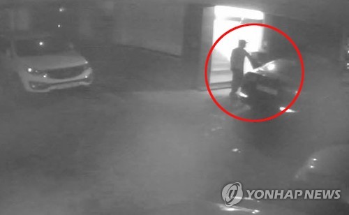 원영이 시신 옮기는 계모와 친부