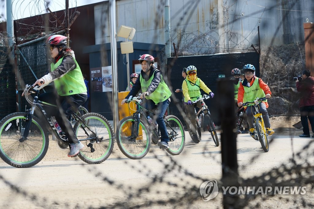 DMZ에서 자전거를