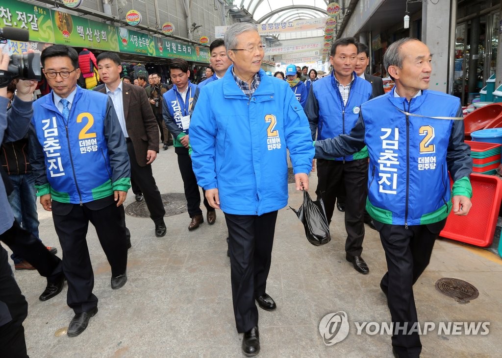 <총선> 김제 전통시장 둘러보는 김종인