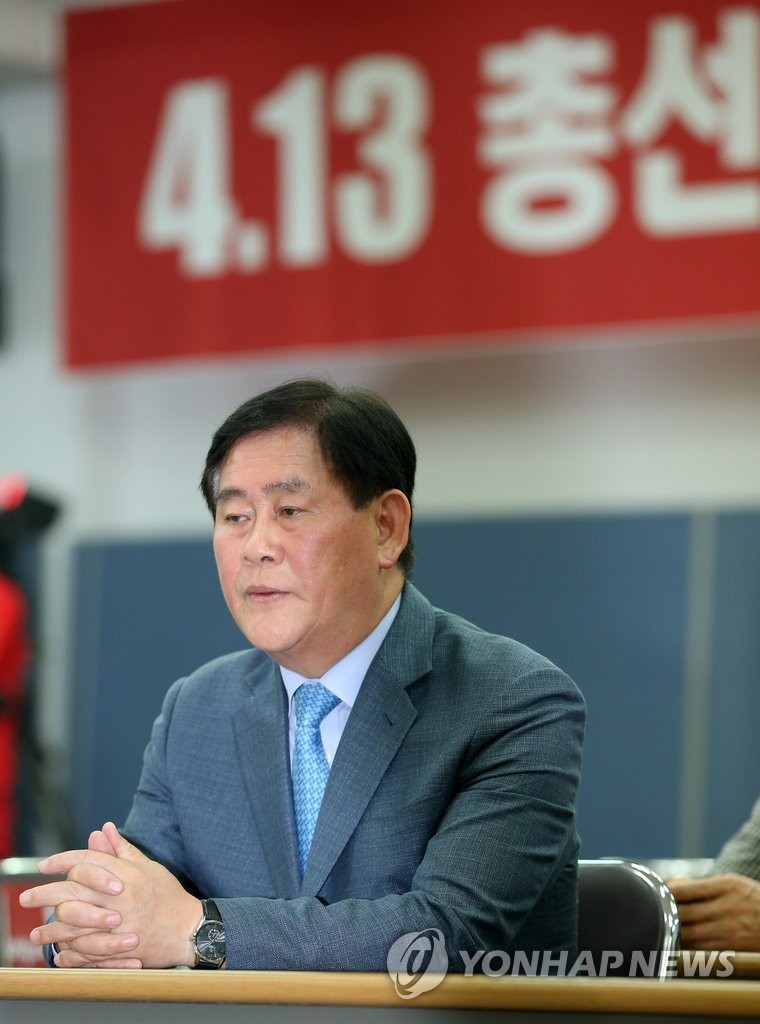 <선택 4.13> 어두운 표정의 최경환