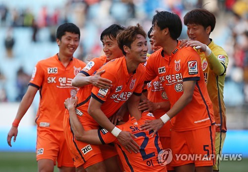 승리에 기뻐하는 제주 선수들