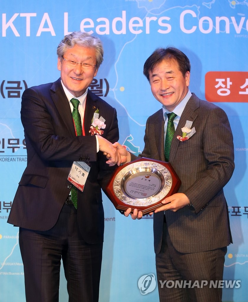 공로패 받는 박노황 사장