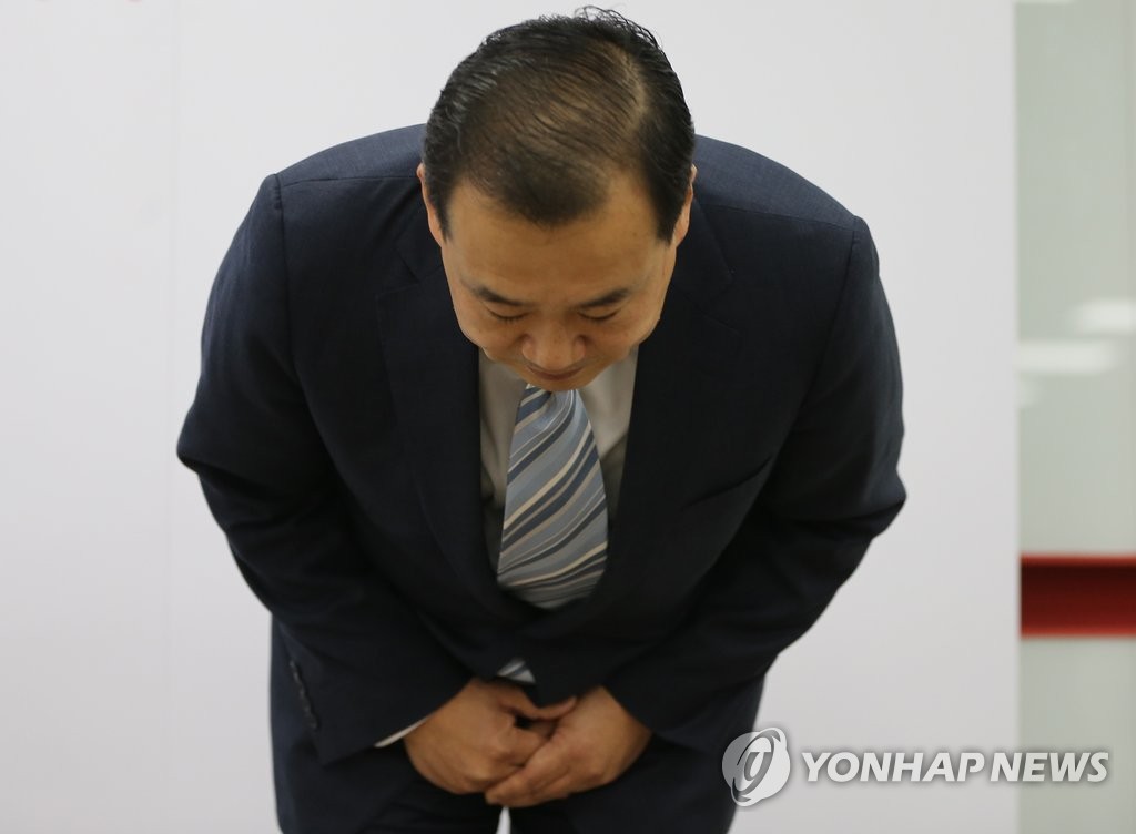 어제 홈플러스 강서점에서 열린 신사옥 이전기념 간담회에서 가습기 살균제 사건에 대해 사과하고 있는 김상현 홈플러스 신임 대표이사