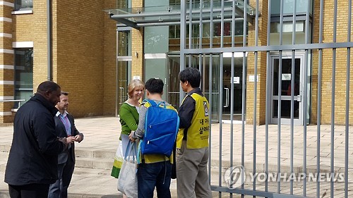 옥시 영국본사 CEO "진심으로 사과…아픔 초래한 점 인정"(종합) - 1