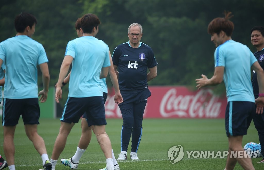 감독이 보고 있다