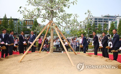 홍준표 전 경남지사 '채무제로' 기념 사과나무 식수