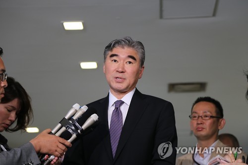 협의결과 설명하는 성김 미국 대북정책특별대표
(도쿄=연합뉴스) 조준형 특파원 = 미국의 북핵 6자회담 수석대표인 성 김 미 국무부 대북정책 특별대표가 1일 도쿄 외무성 청사에서 한미일 수석대표 협의 후 기자들에게 설명하고 있다. 2016.6.1
jhcho@yna.co.kr