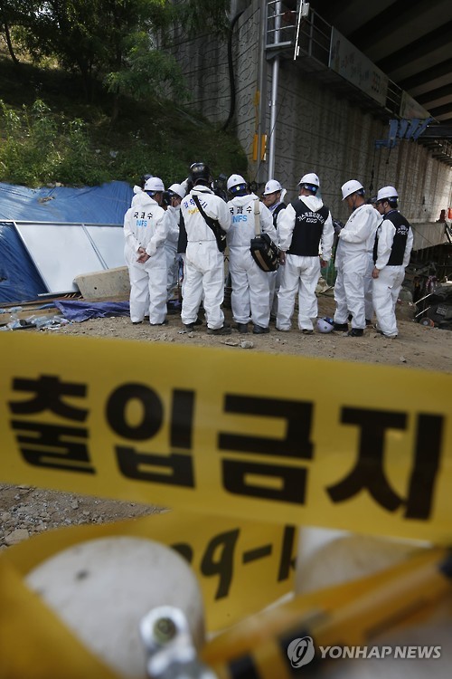 <남양주 붕괴사고> 가스통 조사하는 합동감식반