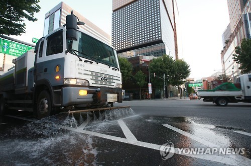 도심 미세먼지 씻어내는 물청소차 (연합뉴스 자료 사진)