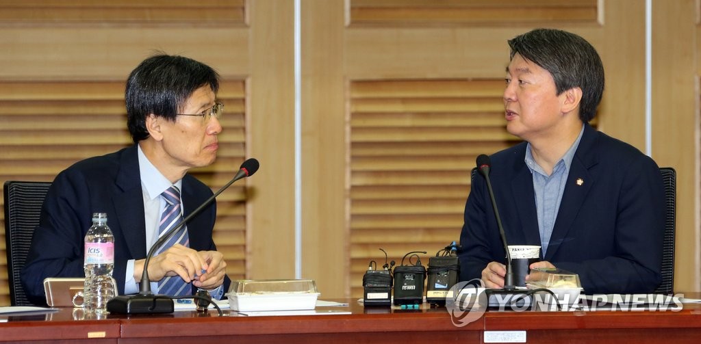 안철수, 윤영관 전 외교통상부 장관과 대화
