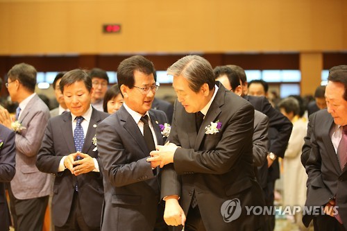 '어~괜찮은데' 자리 양보받는 김무성