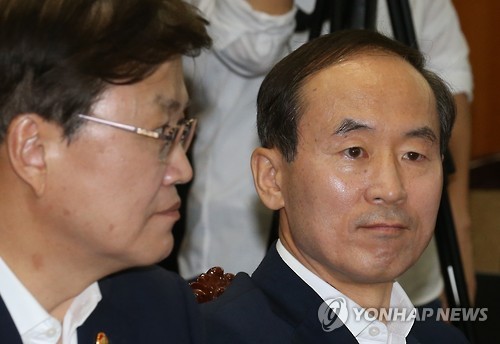 굳은 표정의 환경부 장관