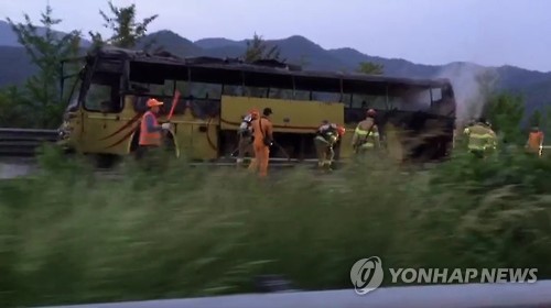 고속도로 달리던 버스에서 불