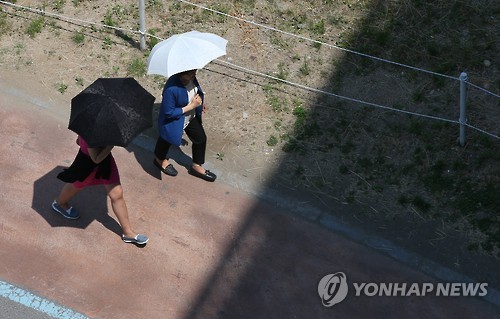 전국 구름 많고 더워…제주도는 낮부터 비 - 1