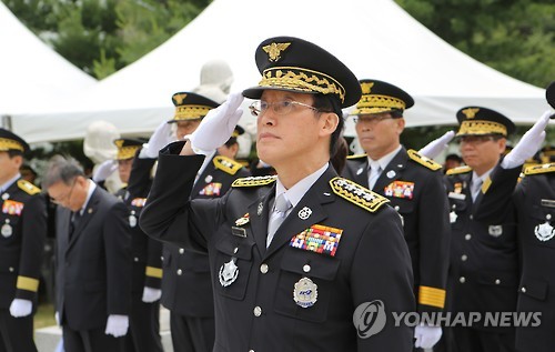 경례하는 조송래 본부장