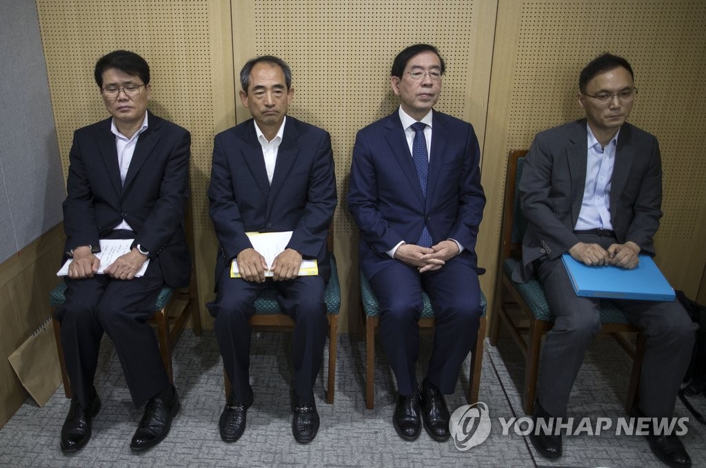 무거운 분위기의 브리핑실