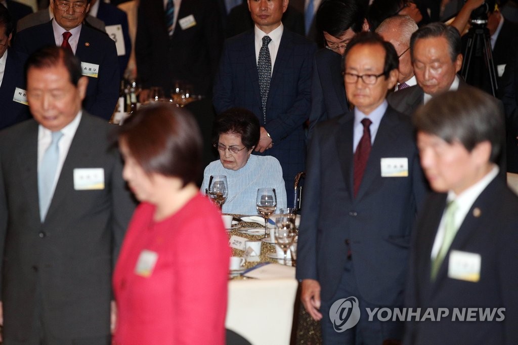 김대중 전 대통령 추모하는 이희호 여사