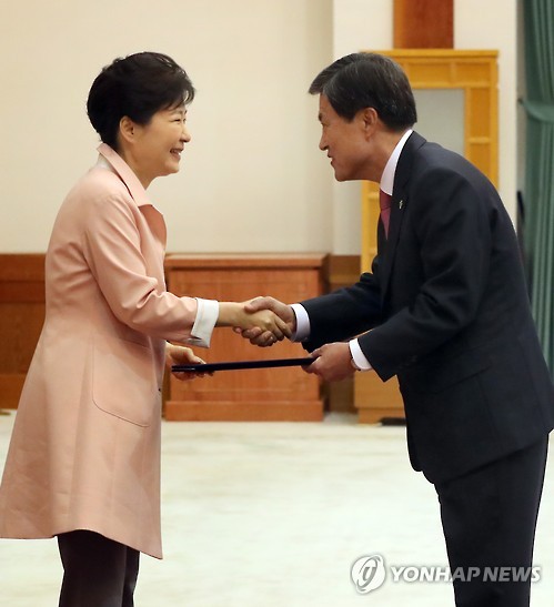 박 대통령, 허남식 지역발전위원장 임명장 수여