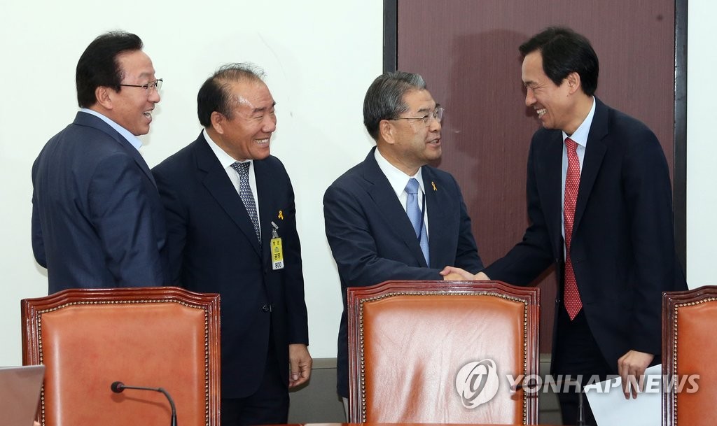 우상호 원내대표, 시도교육감 악수