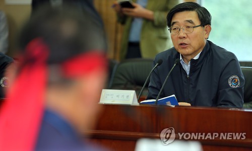 삼성중공업 노동자협의회와 마주한 고용노동부장관