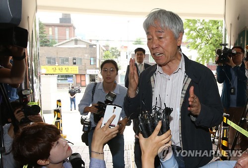 언론에 강한 불만 토로하는 이우환 화백