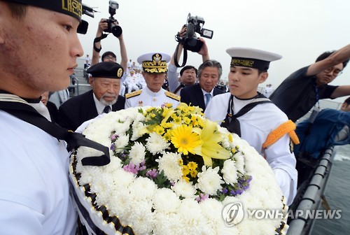 "편히 잠드소서" 대한해협해전 전승 해상헌화