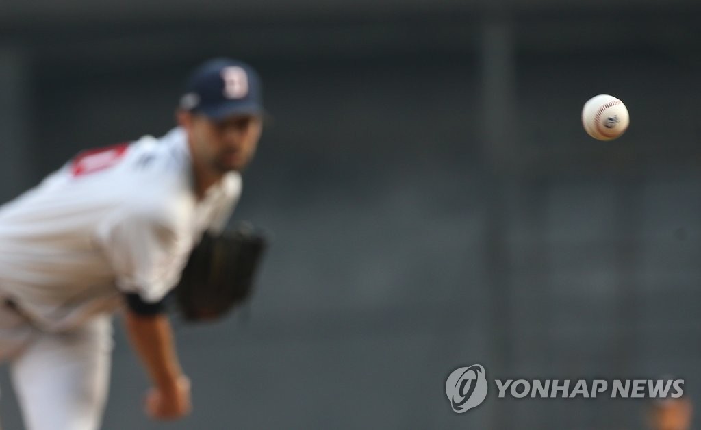두산 선발 니퍼트 역투