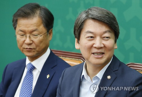 안철수, 미소는 잃지 않았다