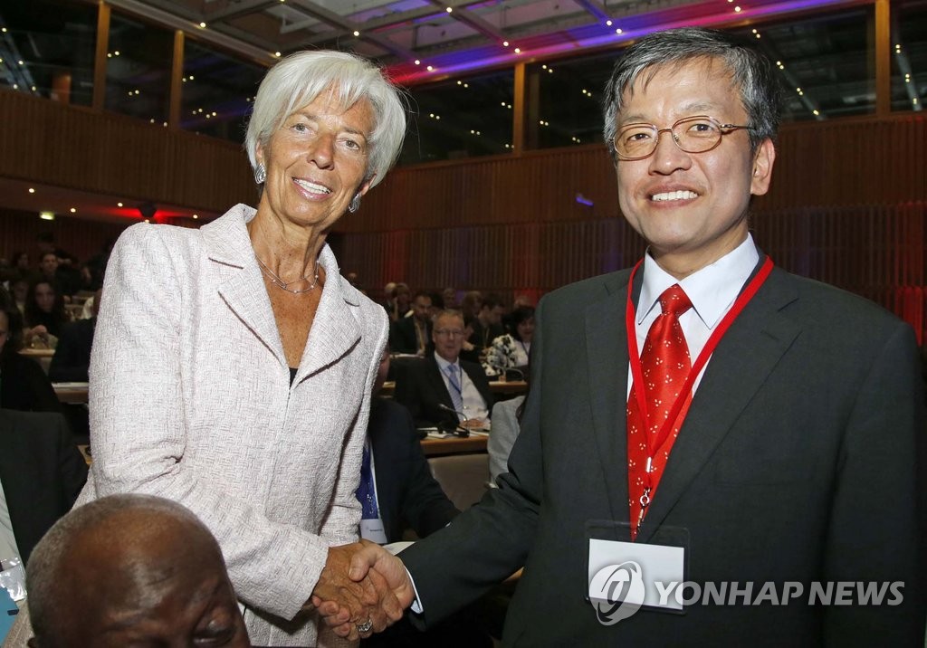 IMF 총재와 악수하는 최상목 차관