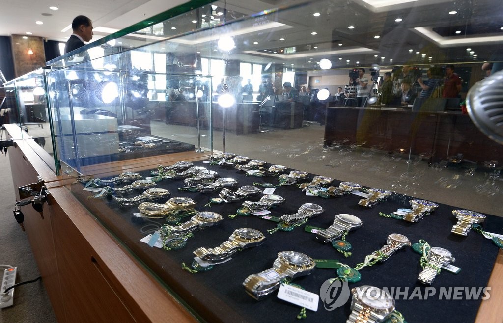 명품 시계 밀수 적발 브리핑하는 김대섭 인천본부세관장