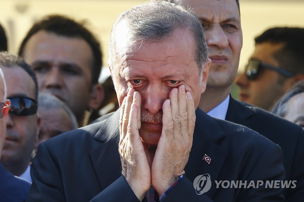 눈물 닦는 에르도안 터키 대통령
