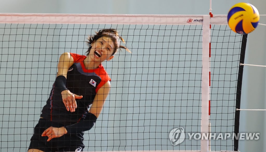 <올림픽> 스파이크 하는 김연경