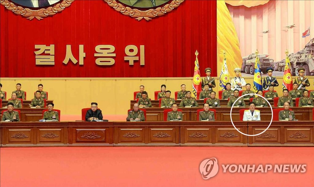 대북소식통 "北 해군사령관 김명식으로 교체 가능성"
(서울=연합뉴스) 북한 노동신문이 지난 2~3일 평양 4ㆍ25문화회관에서 '인민군 제3차 오중흡7연대 칭호 쟁취운동 열성자대회'가 열렸다고 지난 4일 보도했다. 사진은 리용주 대신 해군사령관으로 교체됐을 것으로 추정되는 김명식(하얀 원)의 모습. 2016.8.5 << 국내에서만 사용가능. 재배포 금지. For Use Only in the Republic of Korea. No Redistribution >>
nkphoto@yna.co.kr