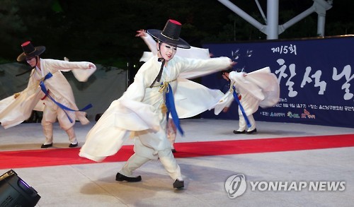 칠석날 한마당에서 선보이는 울산학춤