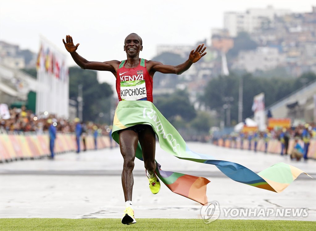 <올림픽> 킵초게, 마라톤 전향 3년만에 금메달