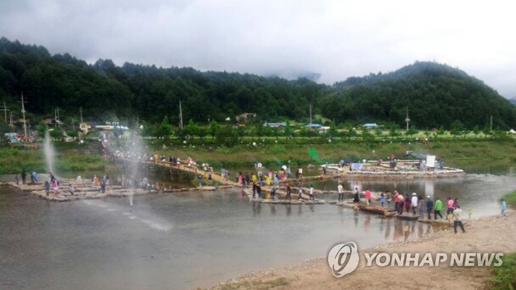 징검다리 건너는 관광객들