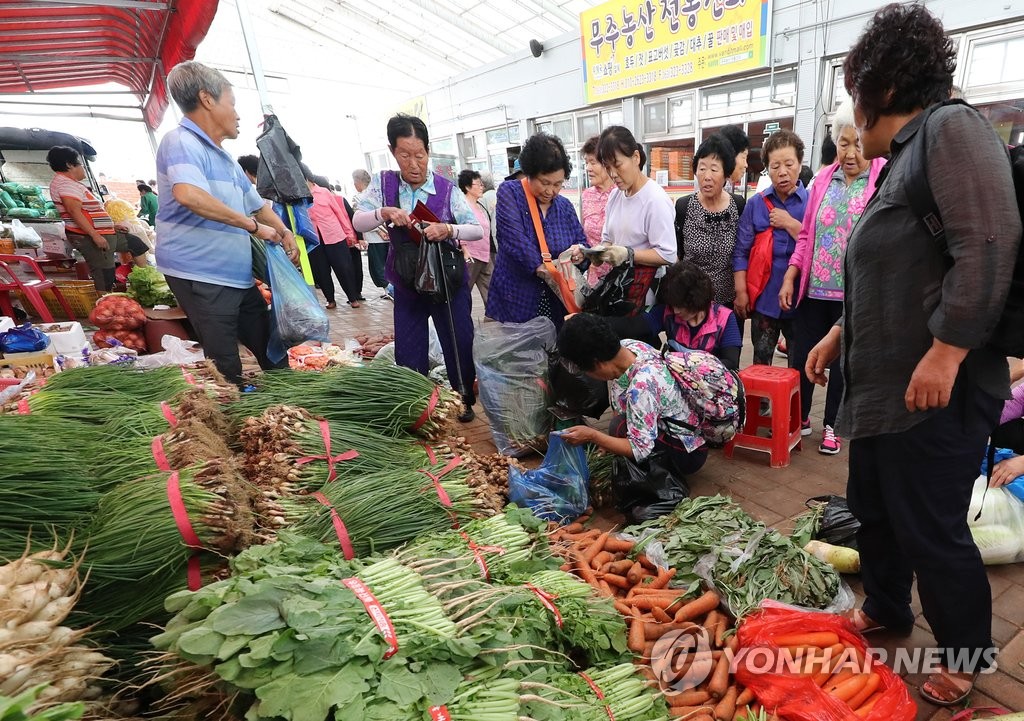 추석 앞두고 무주군 재래시장 '북적'
