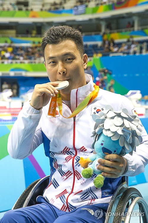 <패럴림픽> 평영 100m 은메달 임우근
