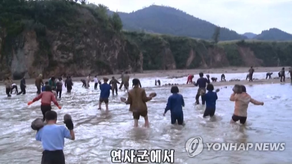 北청년돌격대, 연사군서 피해 복구 작업