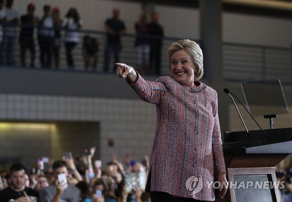 15일 美노스캐롤라이나주 그린보러 유세장의 힐러리 클린턴