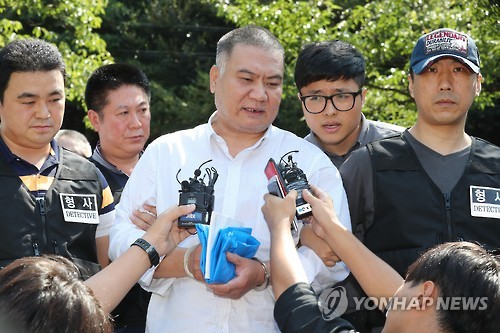 취재진 앞에 선 천궈루이