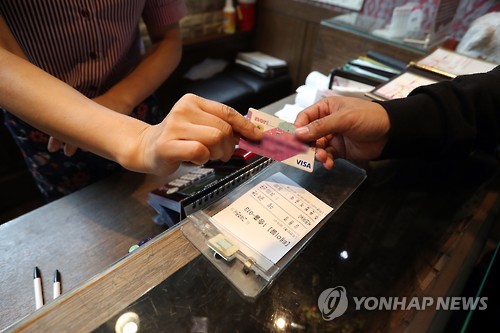 김영란 법 시행 이후 각자 계산하는 식당 손님들